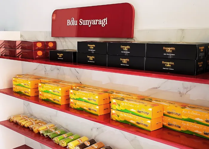 Cirebon souvenirs: Bolu Sunyaragi and Dorayaki in gift packaging
